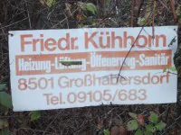 Handgemaltes Bauschild „Friedr. Kühhorn, Heizung–Lüftung–Ölfeuerung–Sanitär, 8501 Großhabersdorf“
