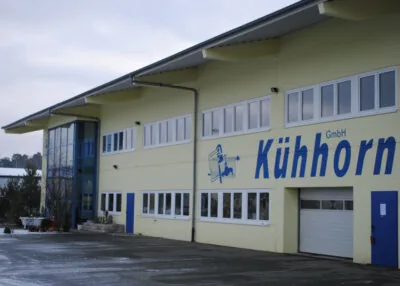 Die fertige Werkhalle mit blauem Kühhorn-Schriftzug an der Fassade