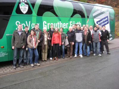 Gruppe vor dem Mannschaftsbus der SpVgg Greuther Fürth