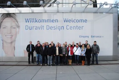 Gruppe vor dem Duravit Design Center