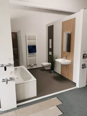 Fertige Bad-Ausstellung mit Badewanne, Waschbecken und Handtuchheizkörper