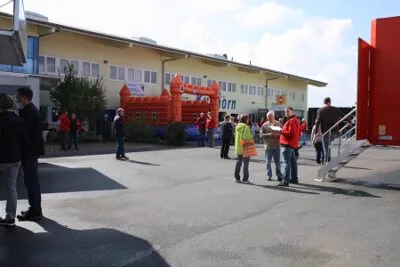 Hausmesse mit Ständen und Besuchern auf dem Hof