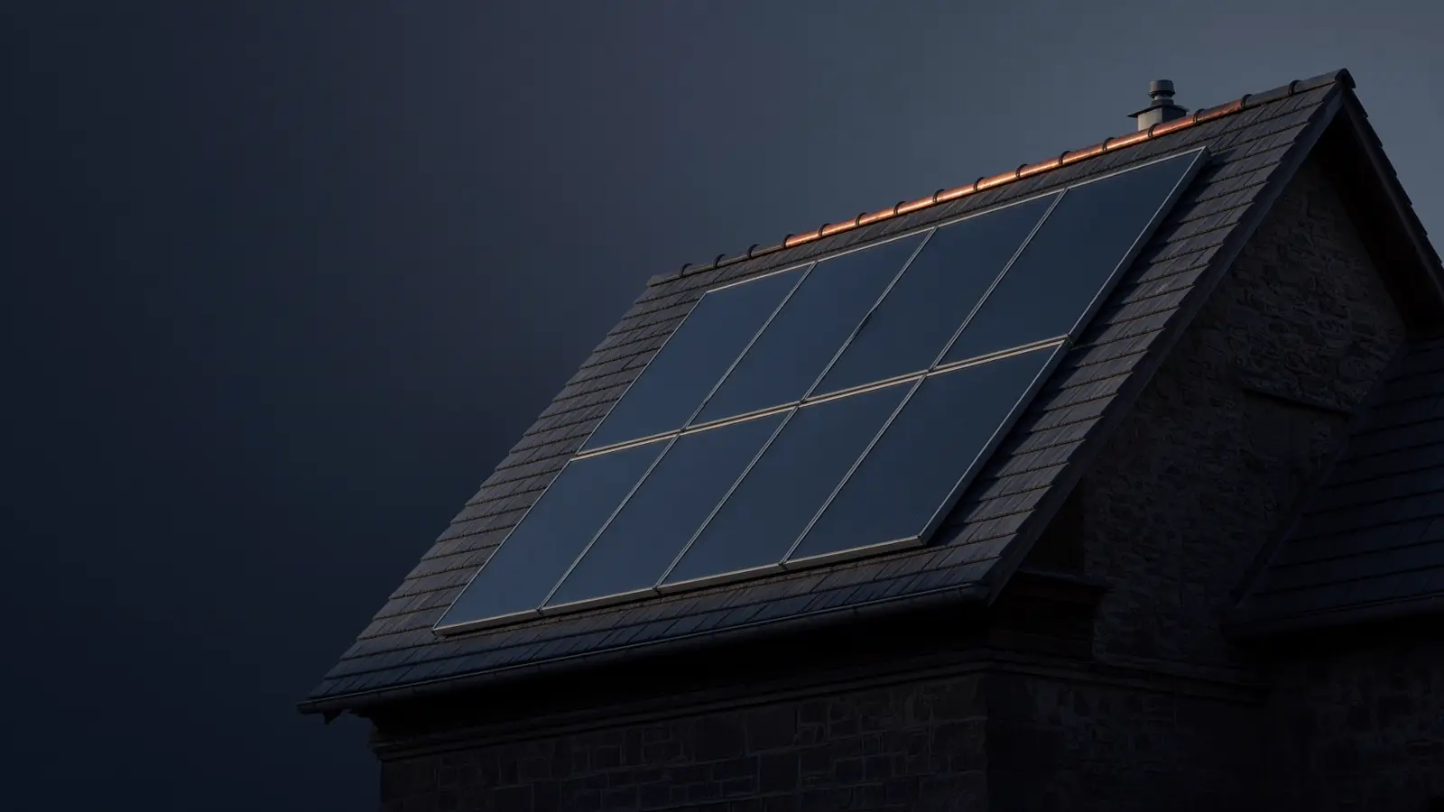 Solarthermie-Kollektoren auf einem fränkischen Satteldach im flachen Abendlicht